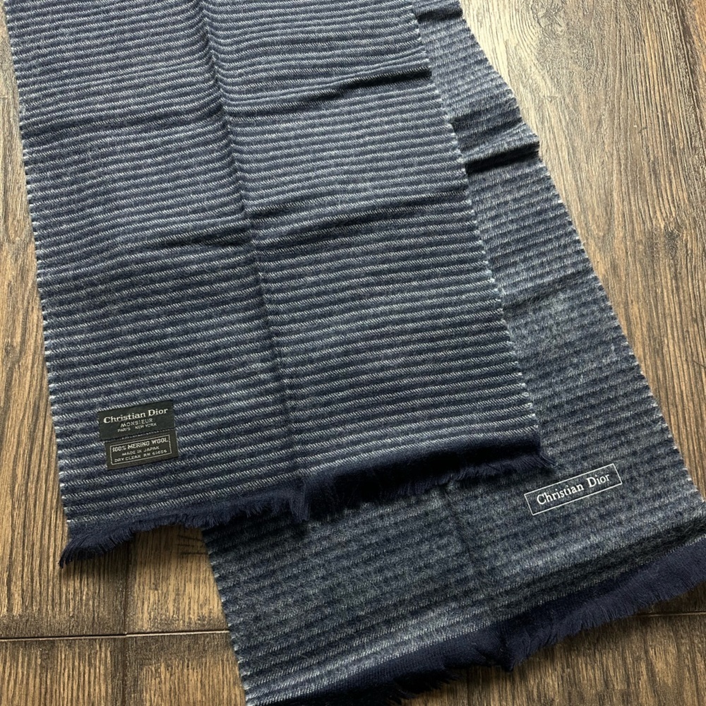 Elegant and timeless vintage Christian Dior Monsieur scarf - Picture 4 of 8
